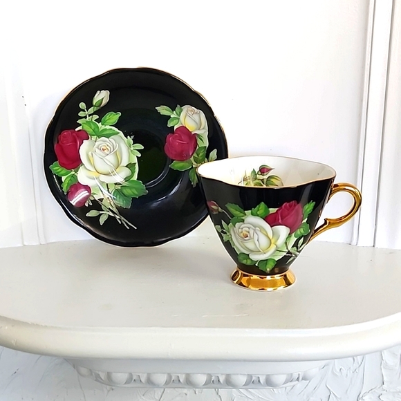 1950's Windsor England Bone China Tea Cup & Saucer Red/white/gold collectible - Picture 1 of 7